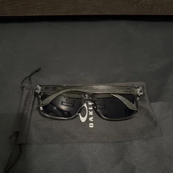 Oakley Holbrook Smoke Gray Polished Mens Sunglasses 9102 Black Lenses - Picture 8 of 8